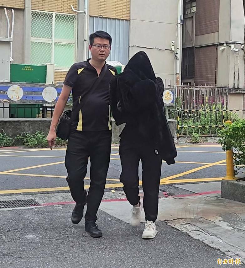全台最大黄牛业者主嫌刘旻岳的妻子张依萍（图右），被起诉后涉另起炉灶，今日被捕。（记者王定传摄）