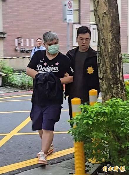 全台最大黄牛业者主嫌刘旻岳（图左），被起诉后涉另起炉灶，今日被捕。（记者王定传摄）