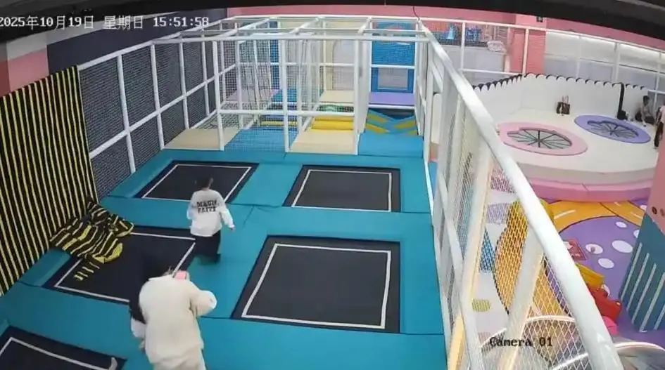 男童喝奶茶玩蹦床窒息死亡 维权不是谁闹谁有理