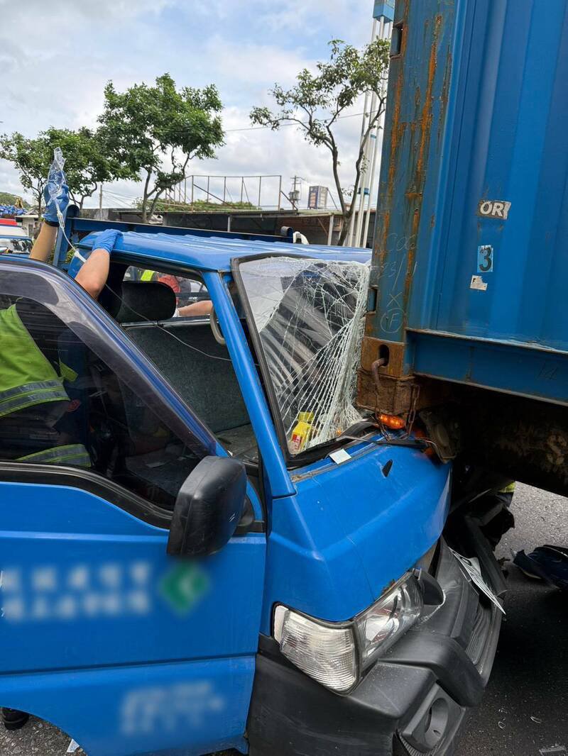 小货车头变形。（记者徐圣伦翻摄）