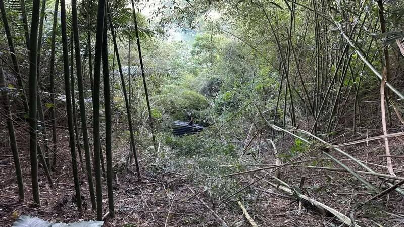 苗栗县卓兰镇苗52线6公里鲤鱼潭水库观景台附近一处弯道，今（31）日下午发生1辆汽车翻落50公尺深边坡事故。（消防提供）