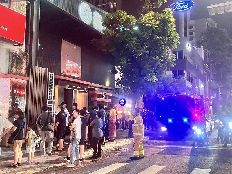 高雄民族一路烧肉店火警，店内用餐到一半的顾客怆惶逃至店外。（读者提供）