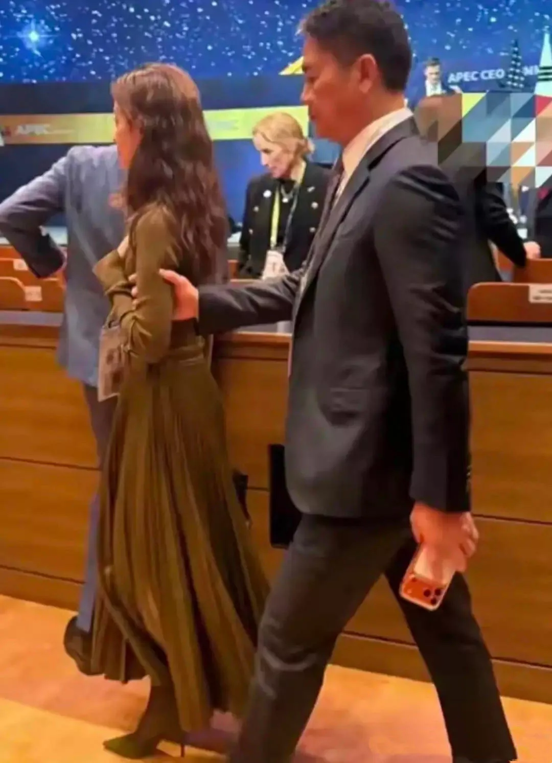 章泽天韩国开会，刘强东跟身后端咖啡像小弟