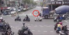 疑视线死角未注意 水泥预拌车辗断过马路妇人右腿