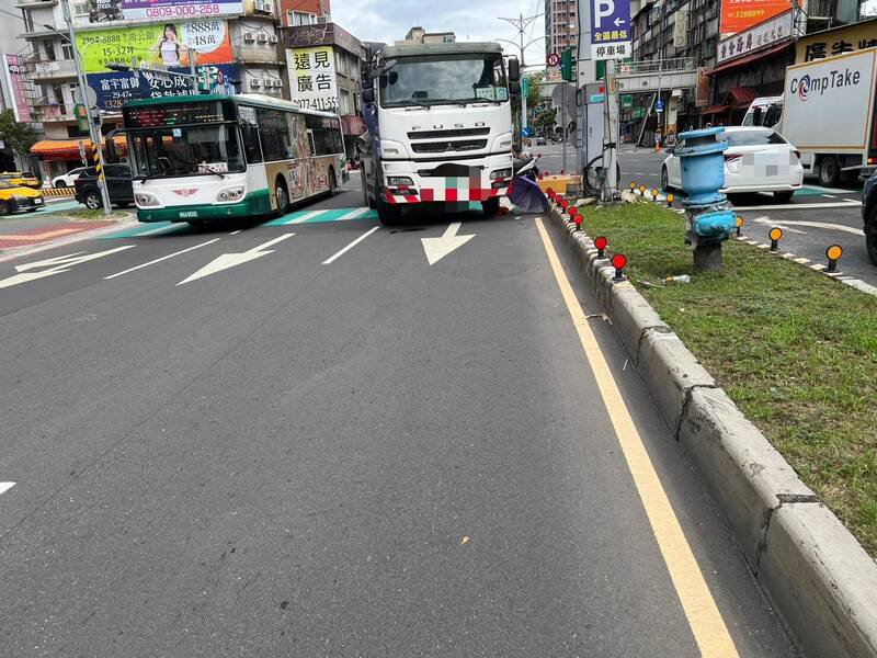 陈男驾水泥预拌车，疑似视线死角没注意过马路的滕妇。（记者徐圣伦翻摄）