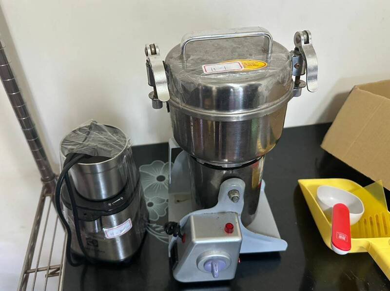 警方查获分装工具一批。（记者刘庆侯翻摄