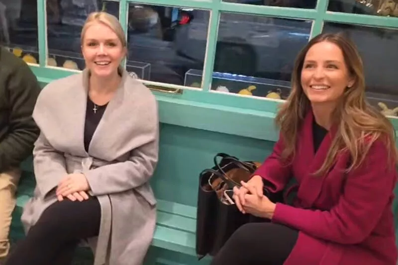 白宫“双美”现身韩国街头 偶遇示威游行...