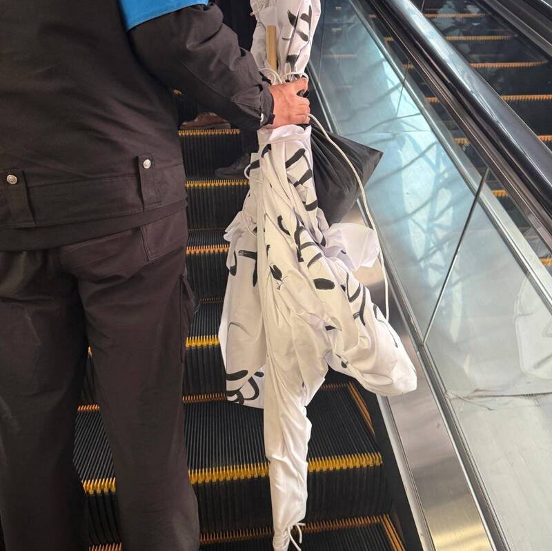 后续布条传已被没收。 (图撷取自「X」帐号「李老师不是你老师」) 后续布条传已被没收。 (图撷取自「X」帐号「李老师不是你老师」)