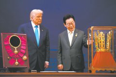 美国总统到访,韩国送了一顶金冠