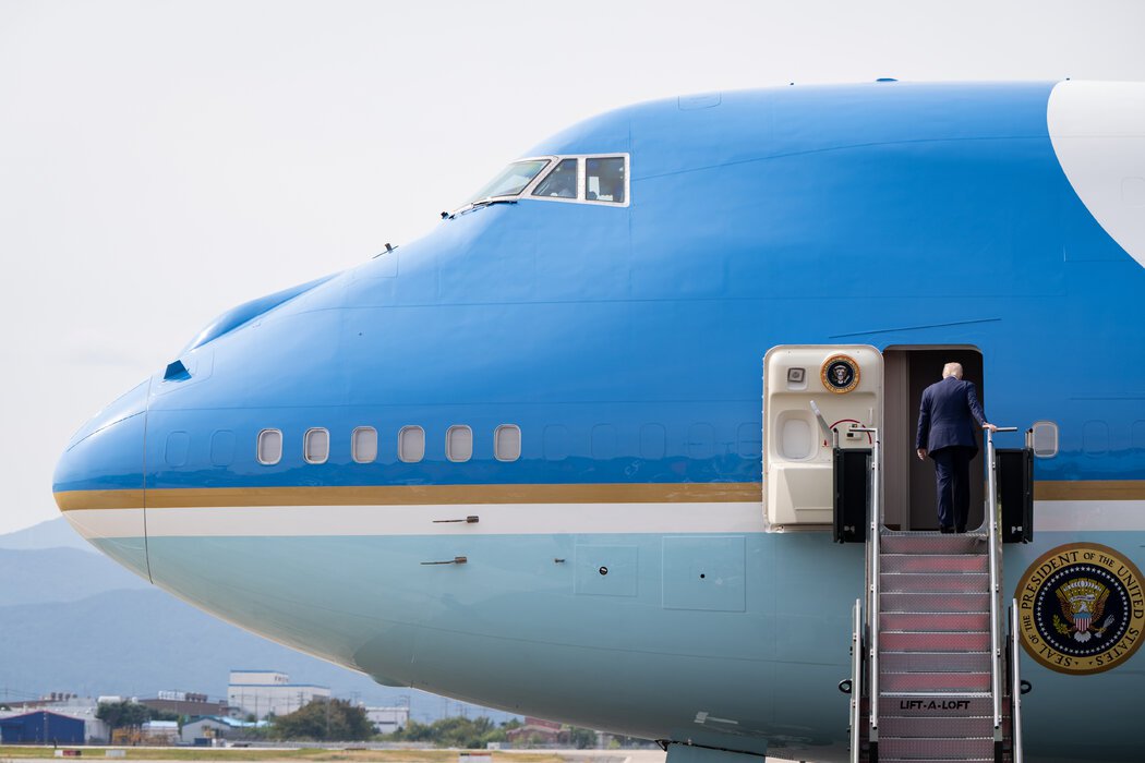 特朗普周四离开釜山前，习近平呼应了前者“让美国再次伟大”的愿景。