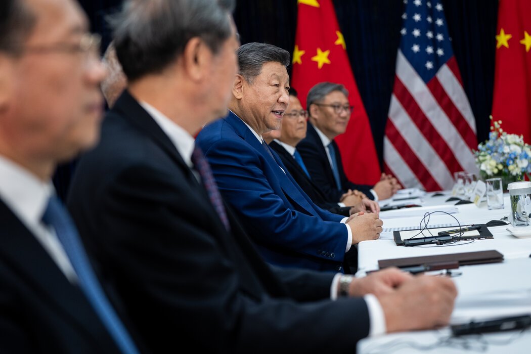 习近平率团在会谈中达成三项成果：降低关税、暂停对中国船只征收港口费、推迟实施美国出口管制。
