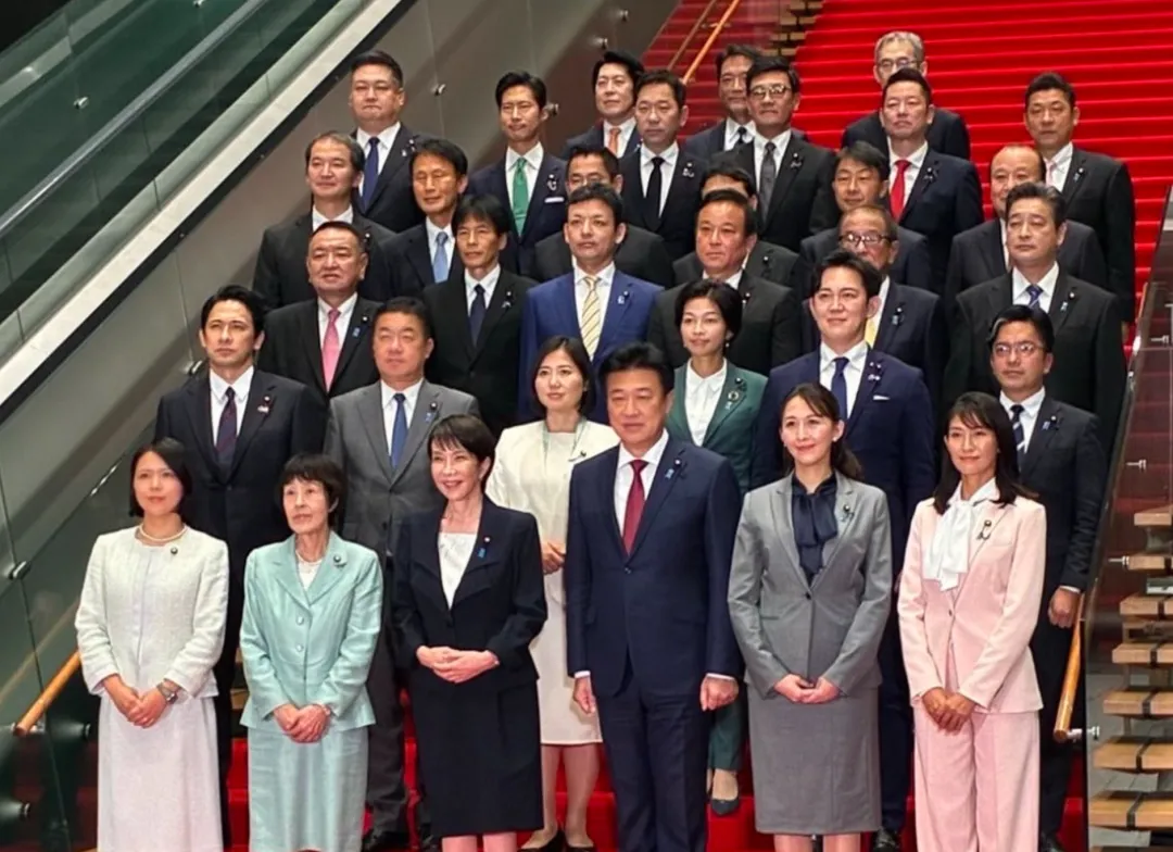 日本写真女星成内阁政务官,性感照片全网刷屏 日本写真女星成内阁政务官,性感照片全网刷屏