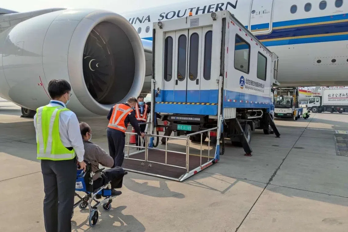 当飞机停在没有廊桥的远机位时,设备齐全的大机场通过升降车协助轮椅乘客进入机舱。(互联网) 当飞机停在没有廊桥的远机位时,设备齐全的大机场通过升降车协助轮椅乘客进入机舱。(互联网)