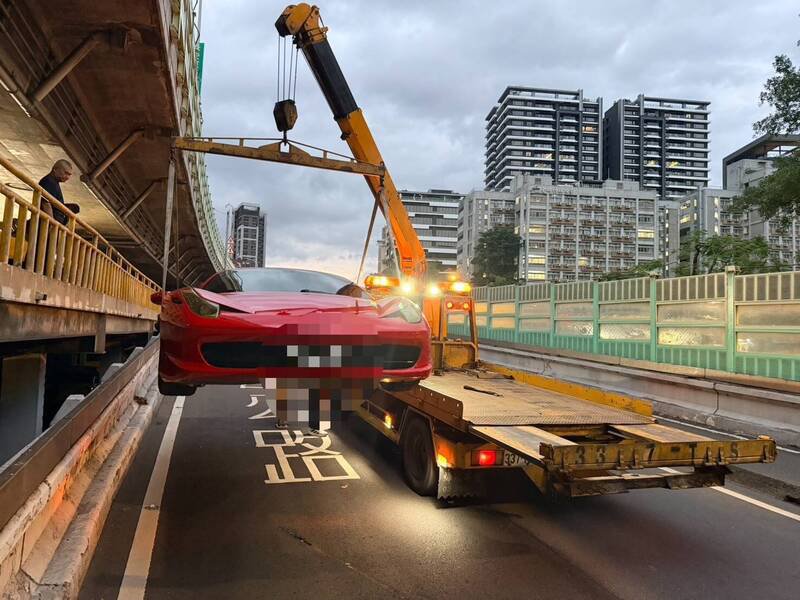 薛男驾驶法拉利超跑载女友，行经北市建国高架道路时，见到警方临检站竟直接掉头回转逆向。（记者陆运锋翻摄）