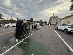 苗栗轿车失控偏移撞对向来车 结果「立筊」路中央