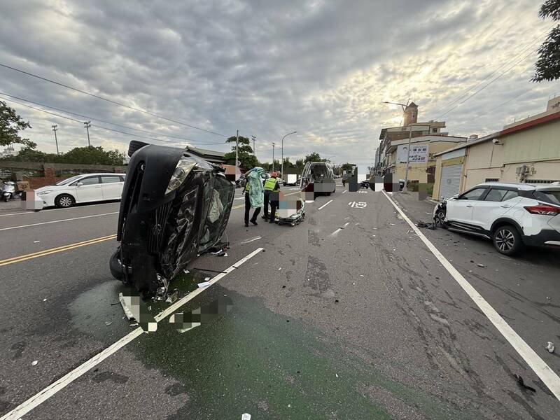 轿车失控偏移至对向肇事，结果「立筊」路中央。（民众提供）
