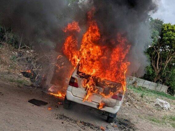 竹塘菜市场旁的空地，一部轿车烧成火球。（民众提供）