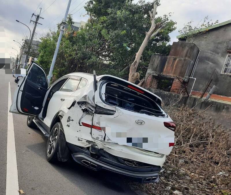 休旅车突失控撞路旁刚熄火车辆后停在路旁。（民众提供）