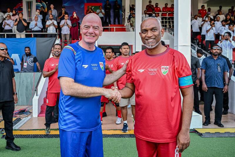 马尔地夫总统穆伊祖（右）今年稍早提出的世代禁烟令1日生效。图为穆伊祖10月24日在首都马列的1场足球表演赛上，与国际足总主席英凡提诺（左）握手。（法新社）