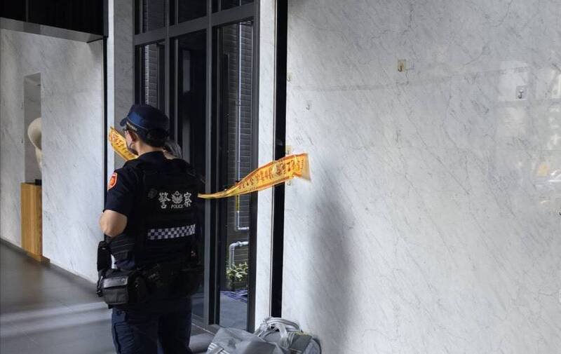 高雄大楼惊传坠楼，男子陈尸友人家中庭。（民众提供）