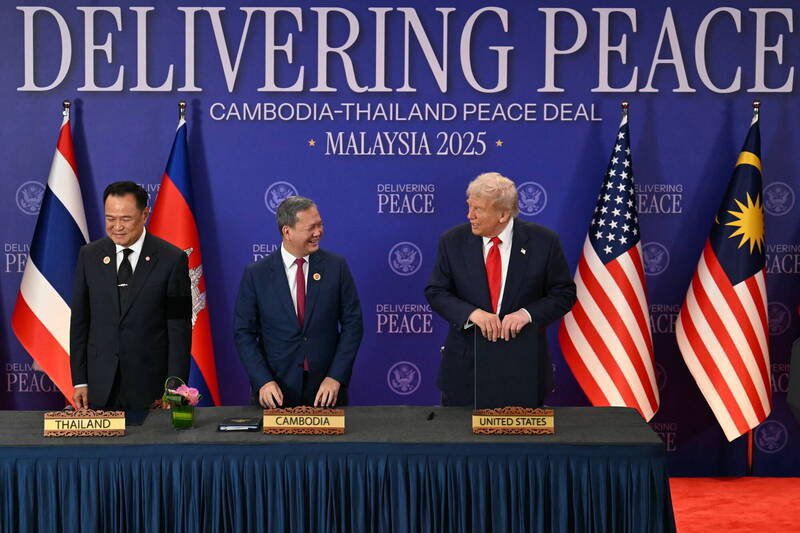 在川普（右）主持见证下，柬埔寨总理洪马内（中）与泰国总理阿努廷（左）签署和平协议，而美国与柬埔寨的关系也悄悄回温。（欧新社）