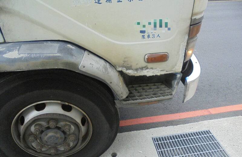 王姓骑士自摔后擦撞行驶在一旁的货车，随后遭到辗过。（记者陆运锋翻摄）