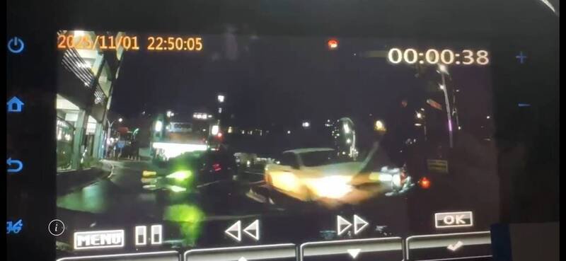 撞击三：新北市淡水惊传两车对撞后，其中黄女驾驶的白色宝马，失控撞飞骑机车停等红灯的吴姓阿嬷，造成阿嬷命危，车祸肇因仍待调查厘清。（记者吴仁捷翻摄）