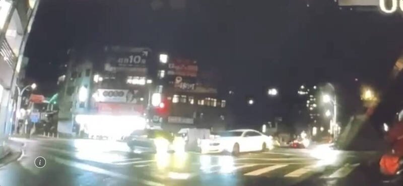 撞击一：新北市淡水惊传两车对撞后，其中黄女驾驶的白色宝马，失控撞飞骑机车停等红灯的吴姓阿嬷，造成阿嬷命危，车祸肇因仍待调查厘清。（记者吴仁捷翻摄）