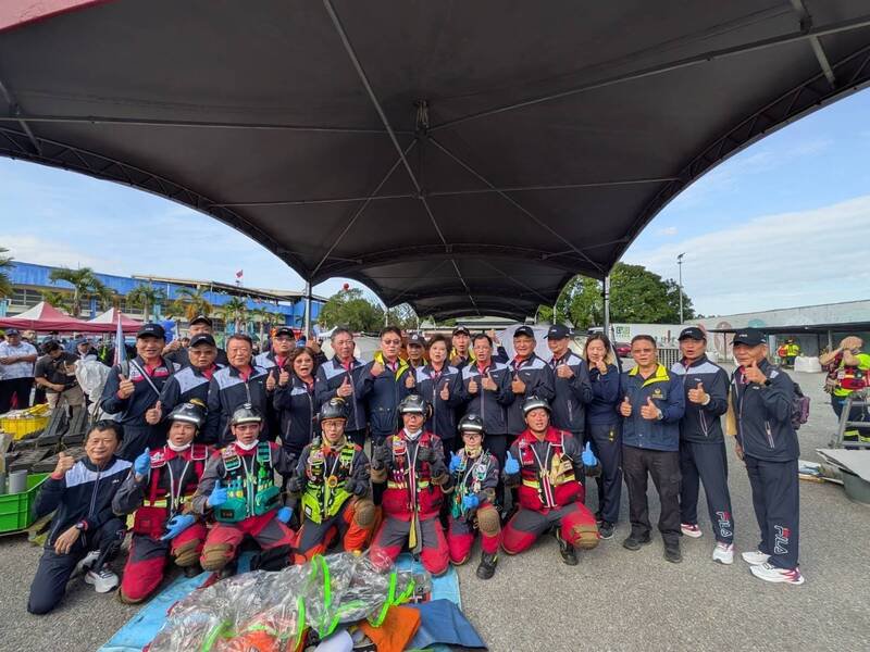 新北市义消总队派员参加今年「全国义勇消防人员体技能交流赛」，新北队在无人机、车祸救援及绳索救援都获得特优全国第一。（记者吴仁捷翻摄）