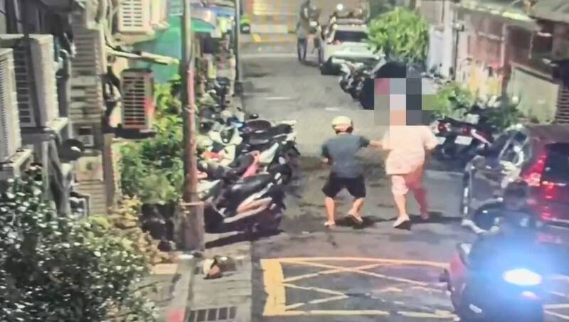 警方得知遭通缉的49岁张男前往北市信义区找女友，上门查缉双方发生追逐。（记者陆运锋翻摄）