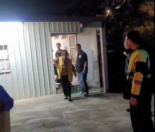 桃警破获推筒子职业赌场逮19赌客和66岁阿嬷级负责人。（警方提供）