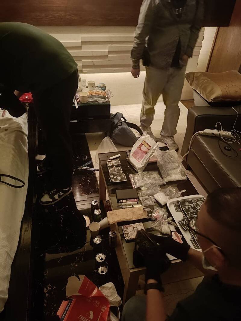 警方查扣各式毒品等证物。（警方提供）