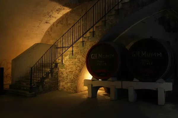 地下室箱子打开"惊见失踪小女孩",遭恶男网友囚禁性侵