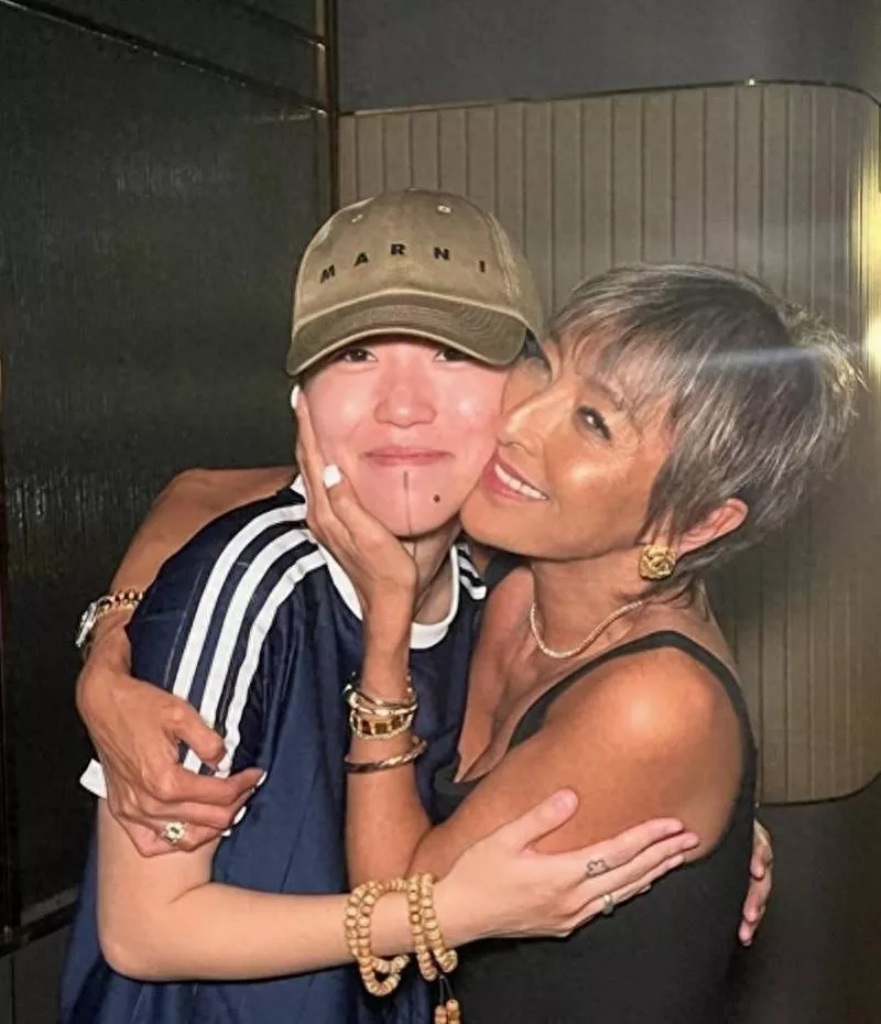 窦靖童回香港出席寿宴，打扮休闲仍帅气有型