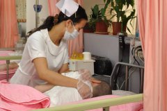 夫车祸半瘫疗养院躺24年妻连生3胎 家属代告否认子女判准