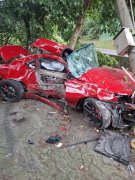 男驾跑车石碇失控撞电杆 车变形夹困昏迷转加护病房