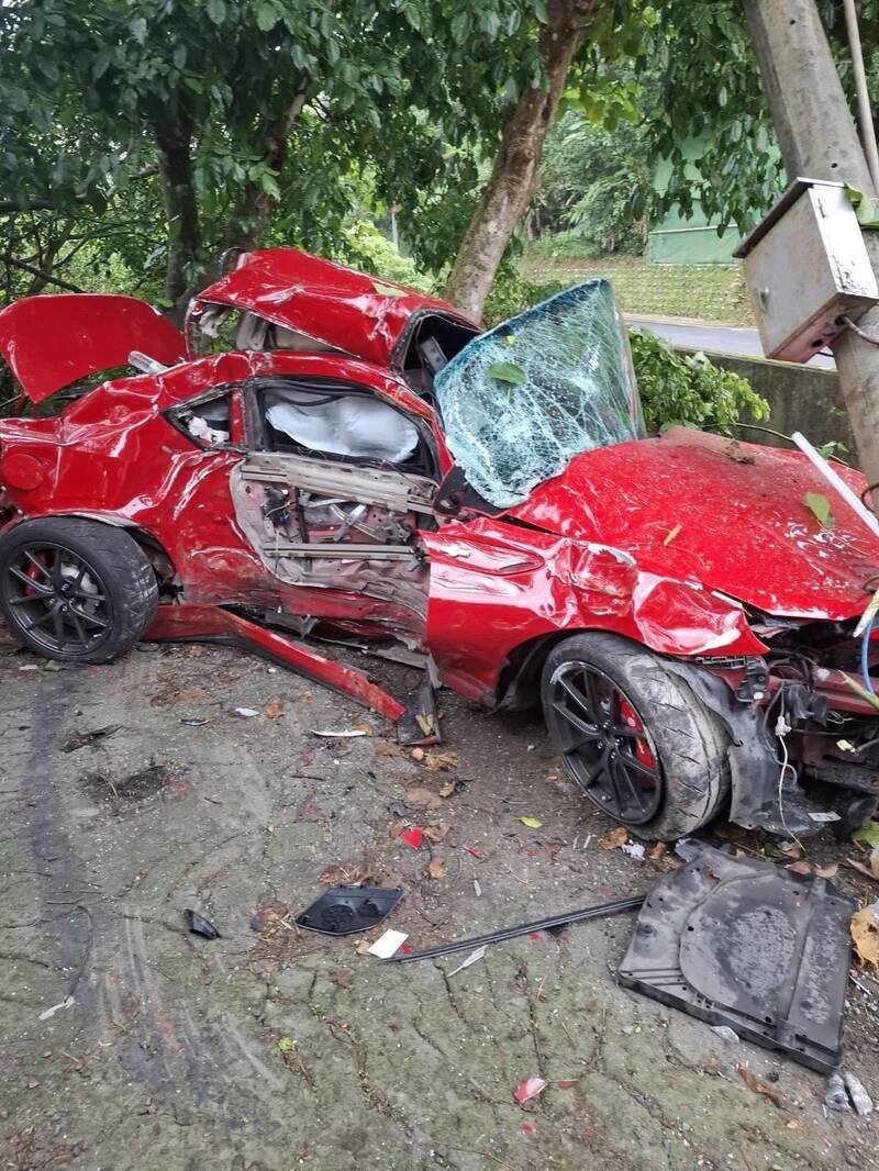 由于撞击力道猛烈，导致郑姓驾驶受困昏迷，由消防人员救出送医后，已转往加护病房治疗，暂无生命危险。（记者陆运锋翻摄）