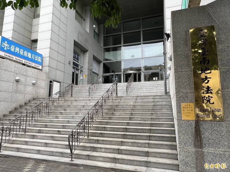 A姓少男涉把同样未满18岁的B姓小女友裸体性影像转传给其他网友共赏，台南地院判A男与其父母须连带赔偿50万元给B女。（资料照）