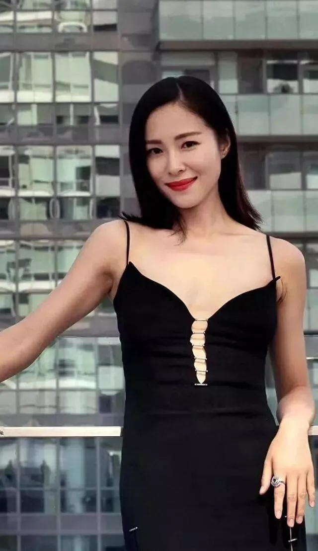 江一燕靓丽写真超妩媚！不是丰乳肥臀也能性感撩人