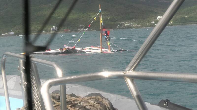 1艘无动力风帆船翻覆,3名人员落海,海巡单位救援成功。(记者黄明堂翻摄) 1艘无动力风帆船翻覆,3名人员落海,海巡单位救援成功。(记者黄明堂翻摄)