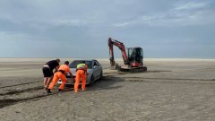 男子驾车看海却陷在沙滩 岸巡高科技巡查发现协助脱困