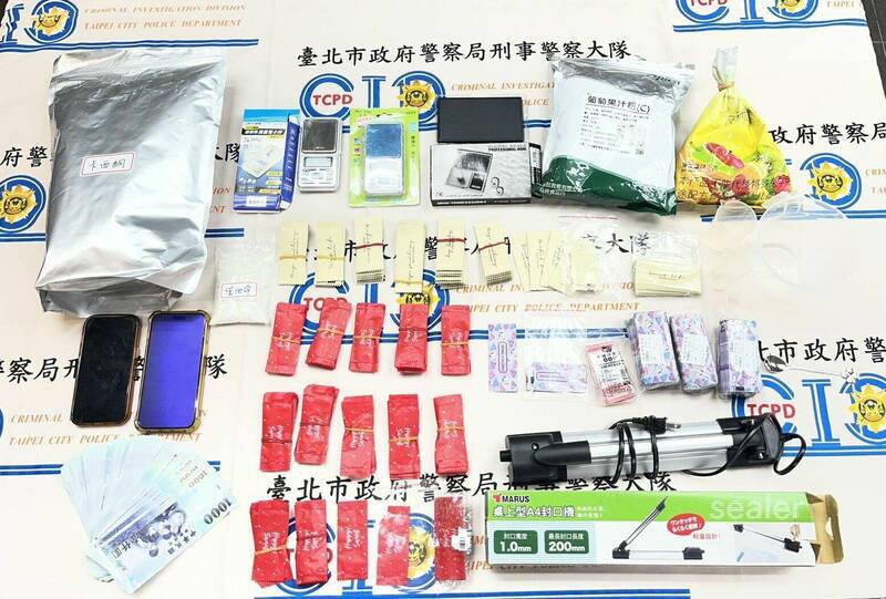 警方查扣毒咖啡包、分装器具等证物。（记者王冠仁翻摄）