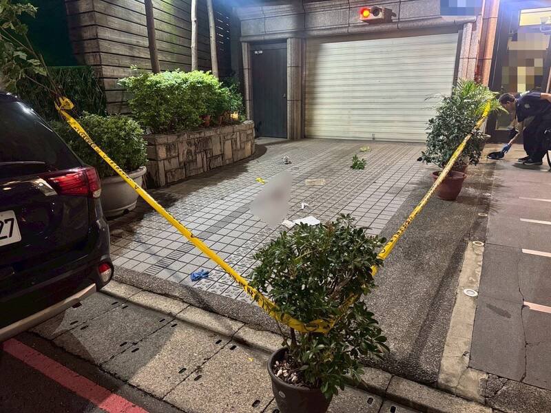 新北市三重传出苏姓嫌犯刺杀、挟持前女友姊妹，还挟持与警对峙，不慎坠楼身亡，事后传出苏嫌是职业军人退伍，在北市卖饮料小有名气；图为坠落现场。（记者吴仁捷翻摄）