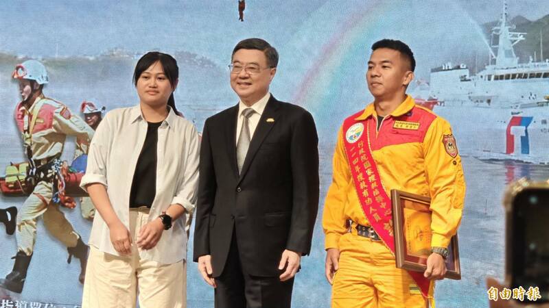 卓荣泰表扬搜救有功人员。（记者陆运锋摄）