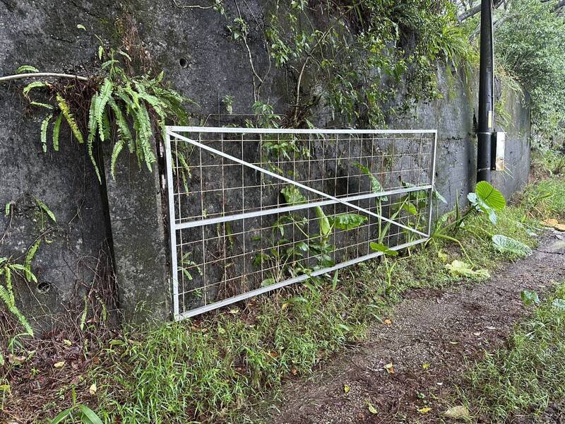 山坡地入口处的铁门被破坏。（图由读者提供）