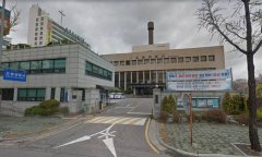 扯！女儿没写回家作业 狠父要她「类深蹲」3000次