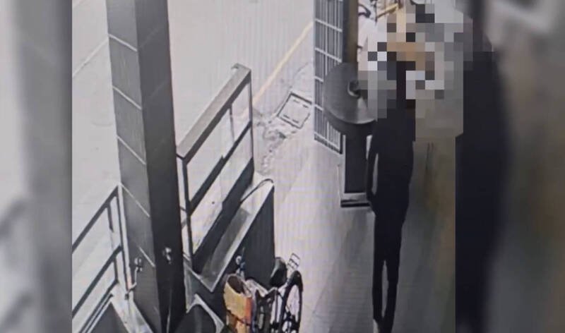 吴姓男子专偷火锅店外的炉心变卖花用，2店被偷6颗影响生意，窃贼落网坦承犯行。（记者黄良杰翻摄）