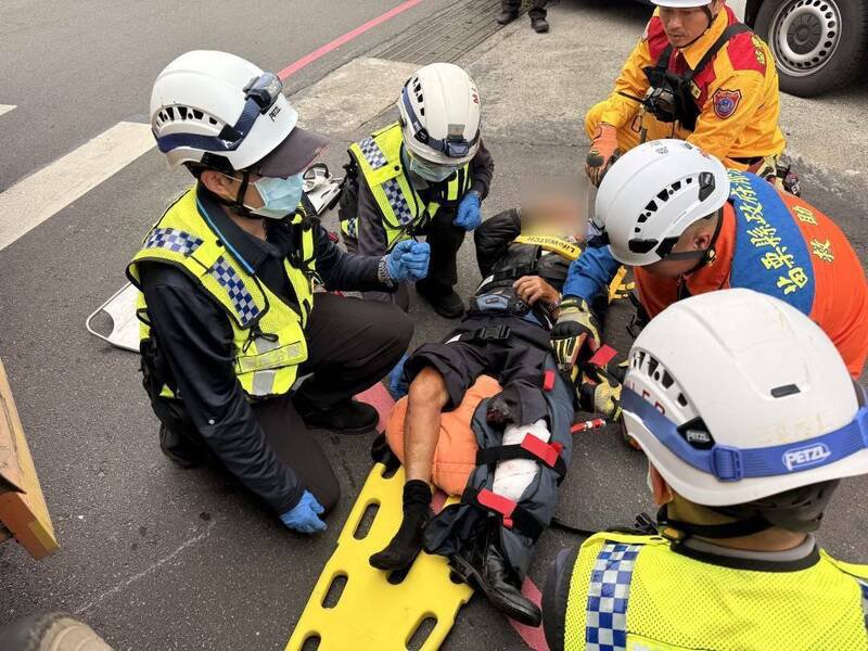 消防人员将老翁救出。（图由消防提供）