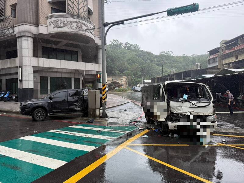 小货车撞击皮卡车后，车头严重凹陷变形。（记者吴升儒翻摄）