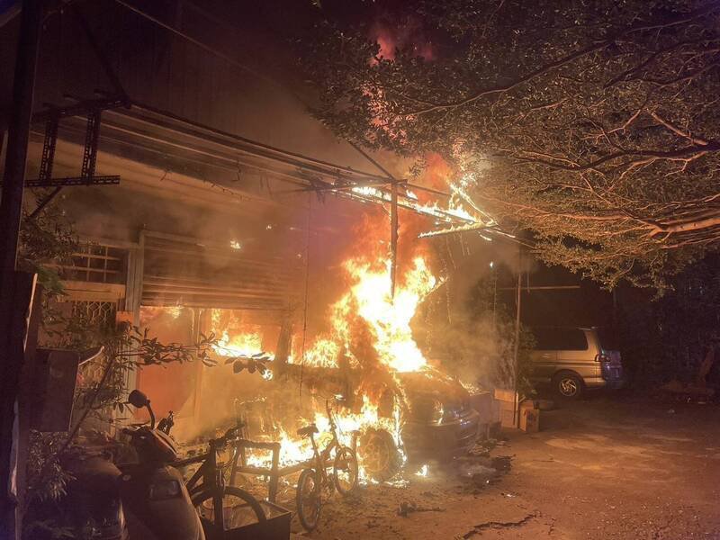台中乌日一间民宅凌晨遭纵火。（记者陈建志翻摄）